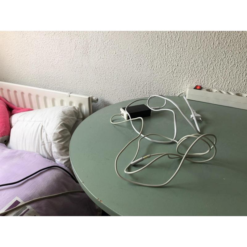 Te Koop 13 Inch Snelle Zwarte Macbook met 2,16 Ghz met Serienummer W8727625YA4 met draadloos internet en een Stroomadapter.