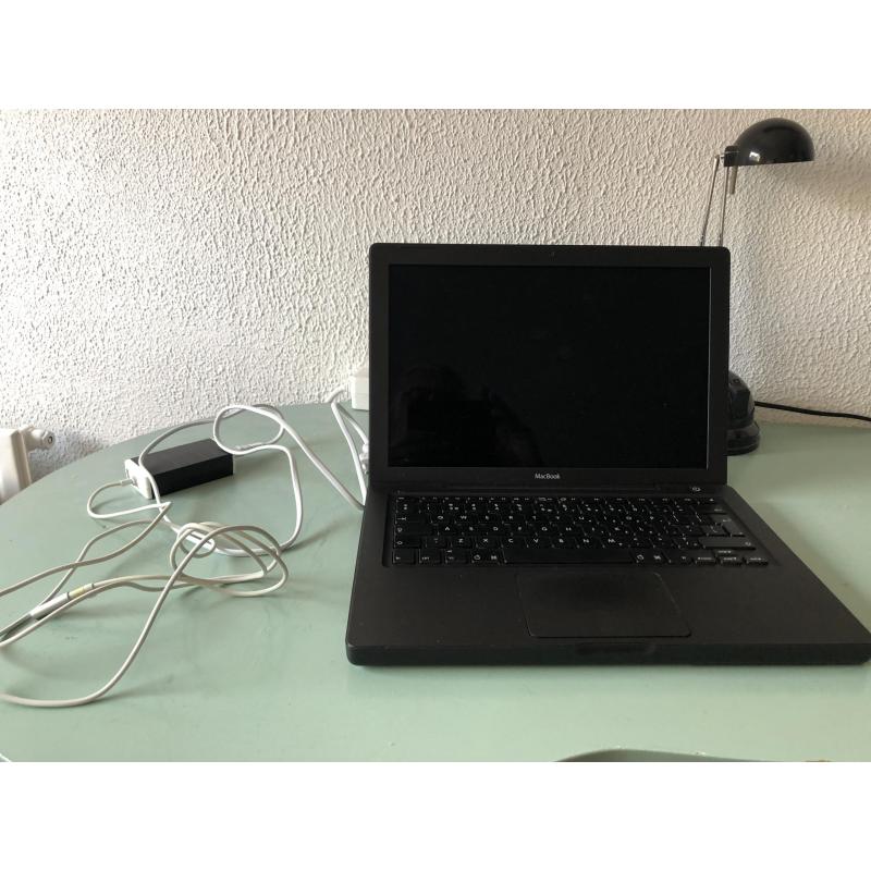 Te Koop 13 Inch Snelle Zwarte Macbook met 2,16 Ghz met Serienummer W8727625YA4 met draadloos internet en een Stroomadapter.