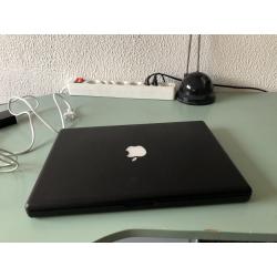 Te Koop 13 Inch Snelle Zwarte Macbook met 2,16 Ghz met Serienummer W8727625YA4 met draadloos internet en een Stroomadapter.