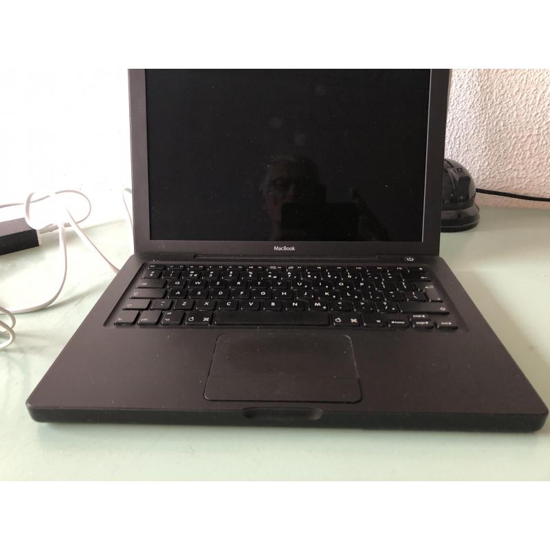 Te Koop een 13 Inch Snelle Zwarte Macbook met 2,16 Ghz met Serienummer W8727625YA4 met draadloos internet en een Stroomadapter en een Nieuwe Witte Accu voor de prijs van € 250.