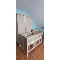 Babykamer (ledikant met matras, commode, kast)