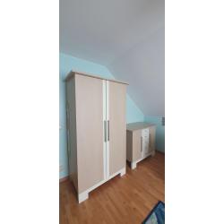 Babykamer (ledikant met matras, commode, kast)