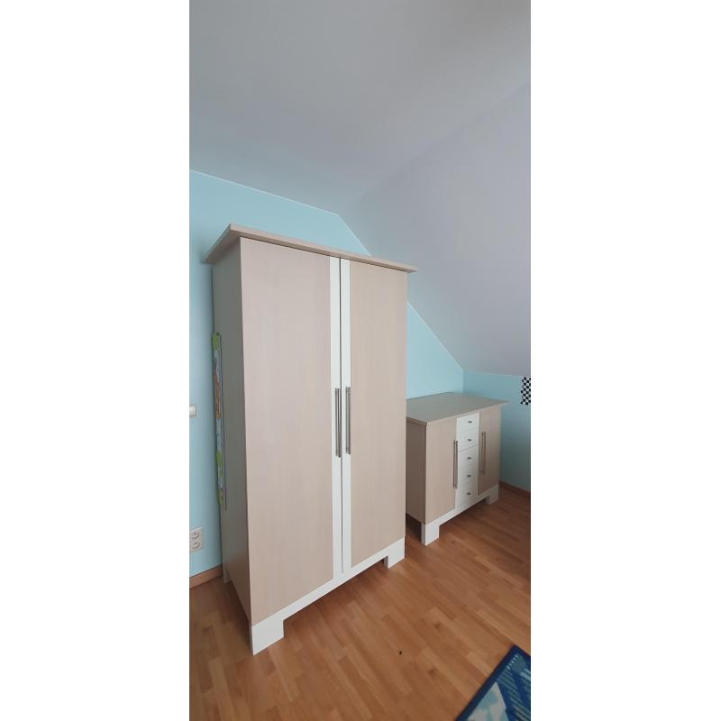 Babykamer (ledikant met matras, commode, kast)