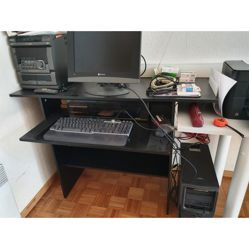 Stevige houten computertafel    wegens verhuis spotprijs   25euro