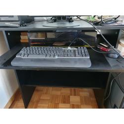 Stevige houten computertafel    wegens verhuis spotprijs   25euro