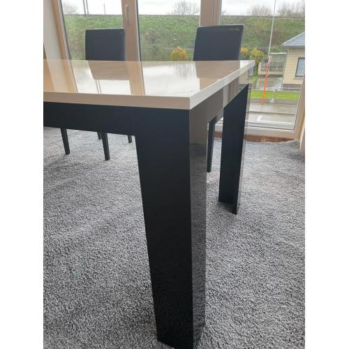 Witte eettafel met zwarte poten