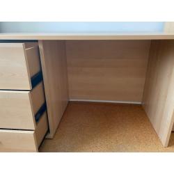 Praktisch groot houten bureau met 3 grote lades