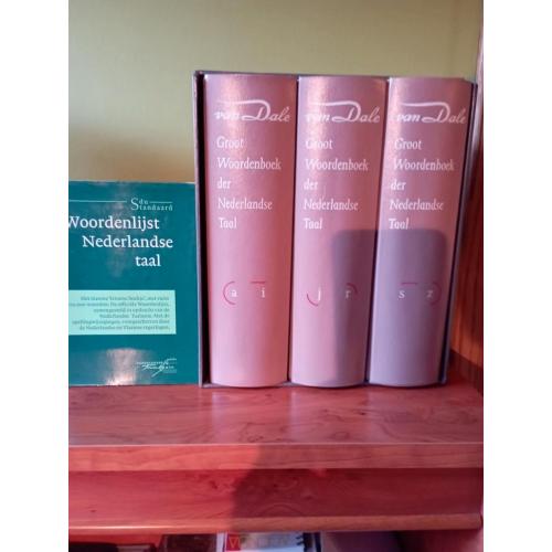 Van Dale groot woordenboek van de Nederlandse taal.
