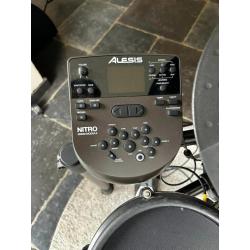 Batterie ALESIS NITRO DRUM MODULE + Tabouret TAMA 1st chair