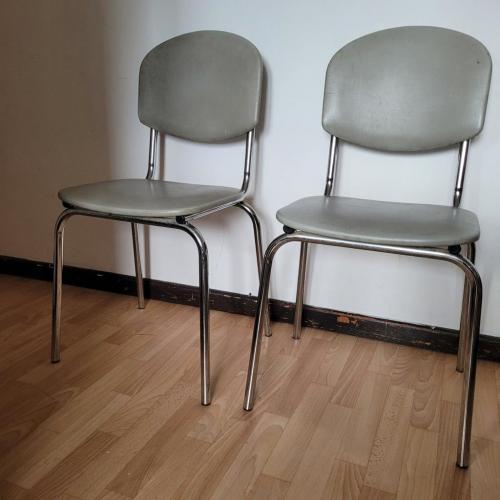 Paar grijze kunstleren stoelen met chromen onderstel