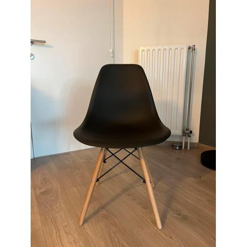 8 eetkamerstoelen zwart met houten poten