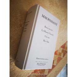 Volume de 4 romans de Maupassant.