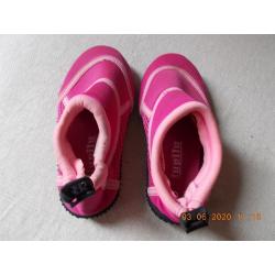 Paire de chaussures aquatiques pour fille.