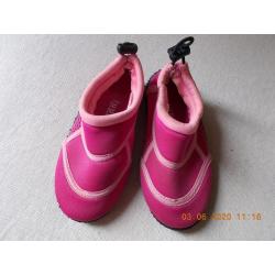 Paire de chaussures aquatiques pour fille.