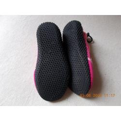 Paire de chaussures aquatiques pour fille.