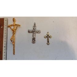 3 religieuze voorwerpen met TBE-inscriptie