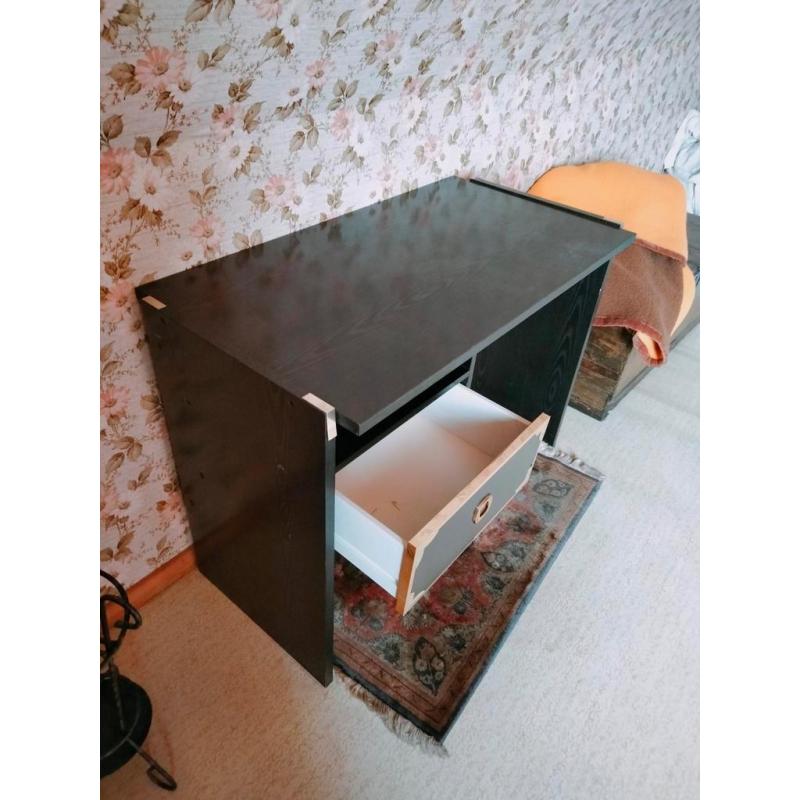 Zwart houten bureau