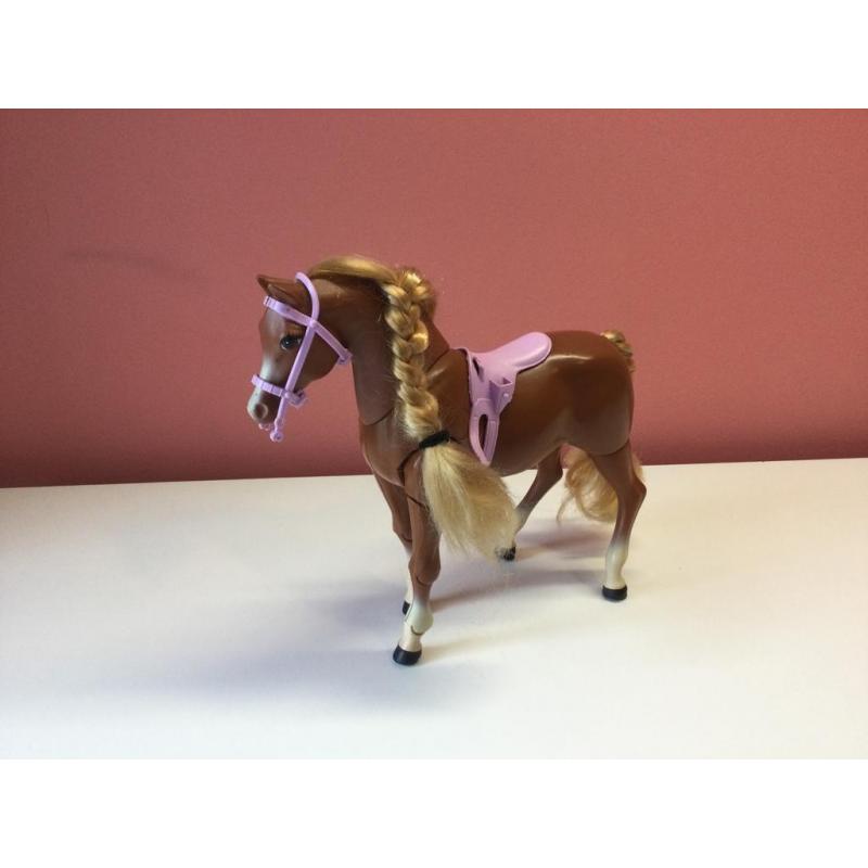 Barbie wandelend paard