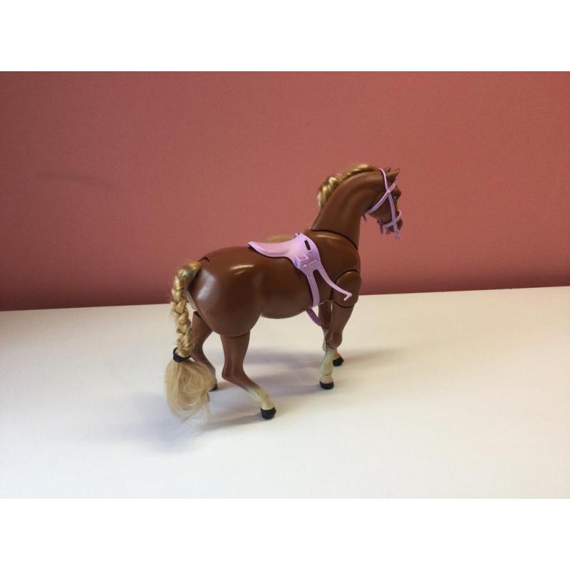 Barbie wandelend paard