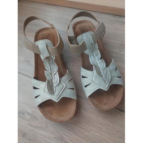 Heel lichte lederen sandalen maat 40