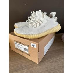 Yeezy white us8 (maat 41) gedragen.