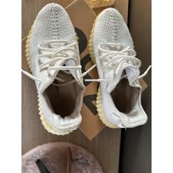 Yeezy white us8 (maat 41) gedragen.