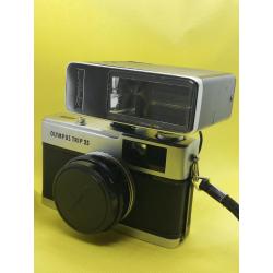 Olympus trip 35 met Mecablitz flitser en aansluitingkabel