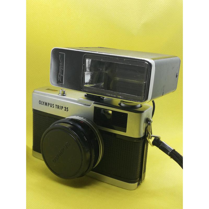 Olympus trip 35 met Mecablitz flitser en aansluitingkabel