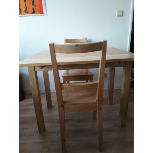 Klein praktisch houten vierkante tafeltje en twee stoelen