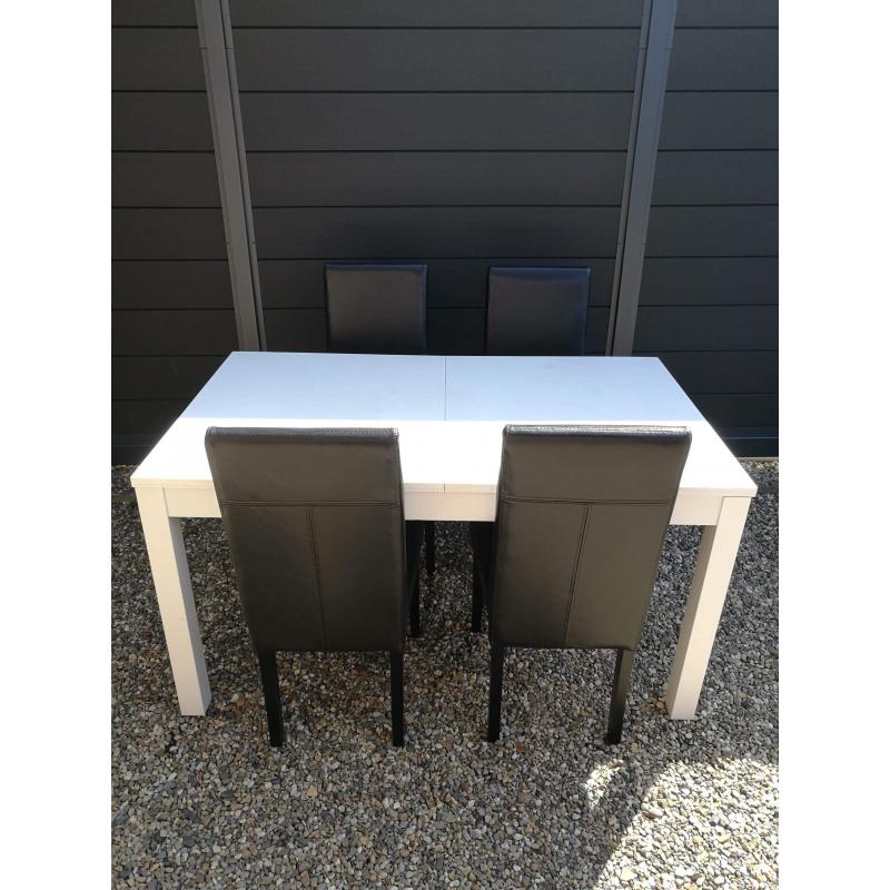 witte eettafel met vier stoelen