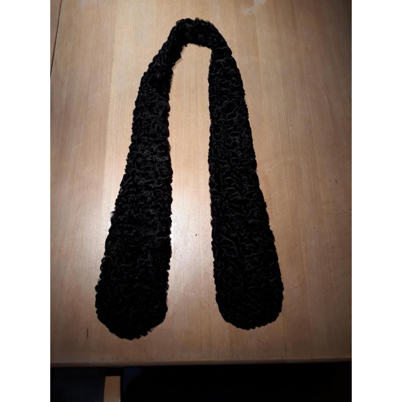 korte zwarte astrakan met zwart leer bontjas, met bijpassende sjaal, maat L