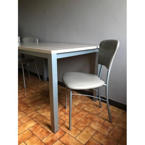 Fineer houten tafel met aluminium poten