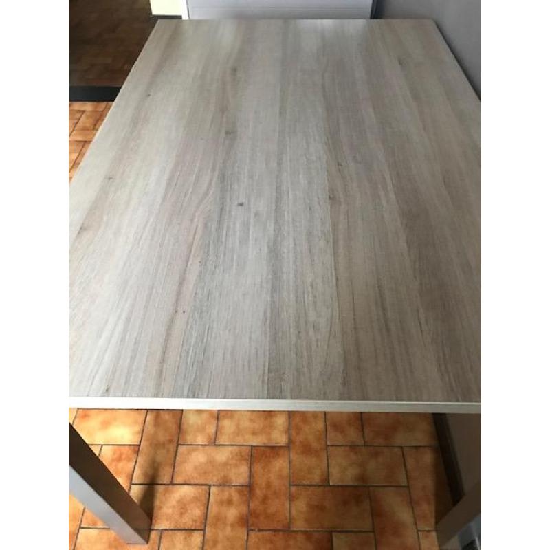 Fineer houten tafel met aluminium poten