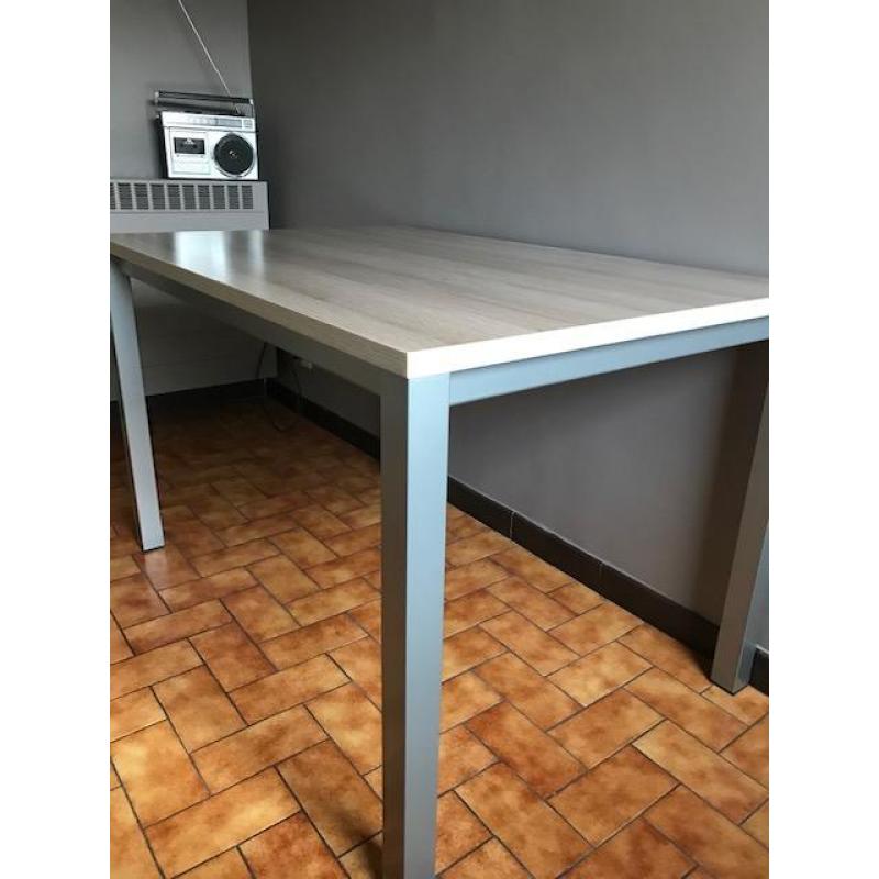 Fineer houten tafel met aluminium poten