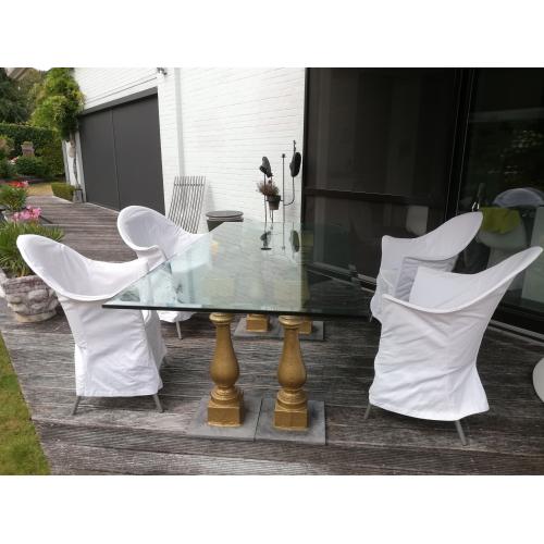 glazen tuintafel met 4 Starck stoelen met witte hoezen