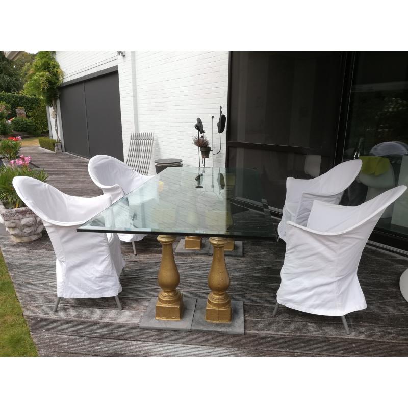 glazen tuintafel met 4 Starck stoelen met witte hoezen