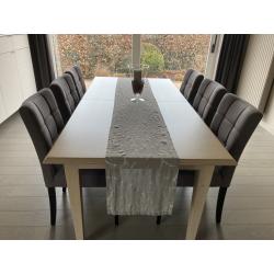 Eettafel en stoelen