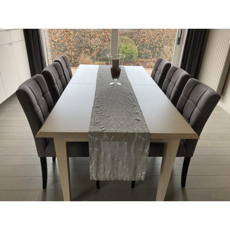 Eettafel en stoelen