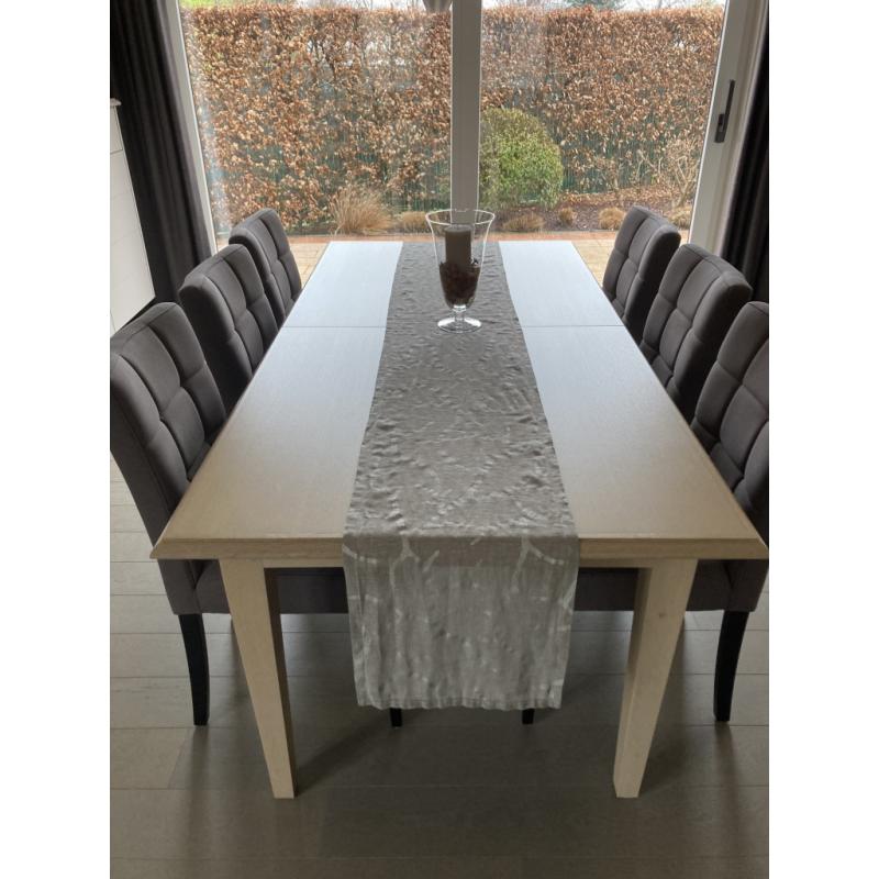 Eettafel en stoelen