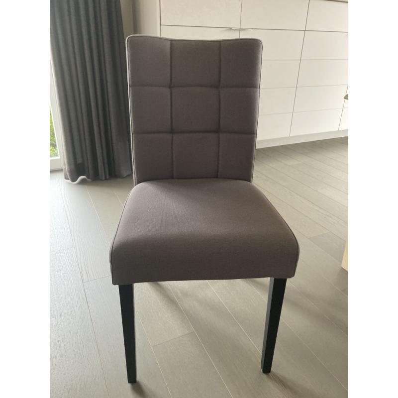 Eettafel en stoelen