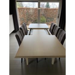 Eettafel en stoelen