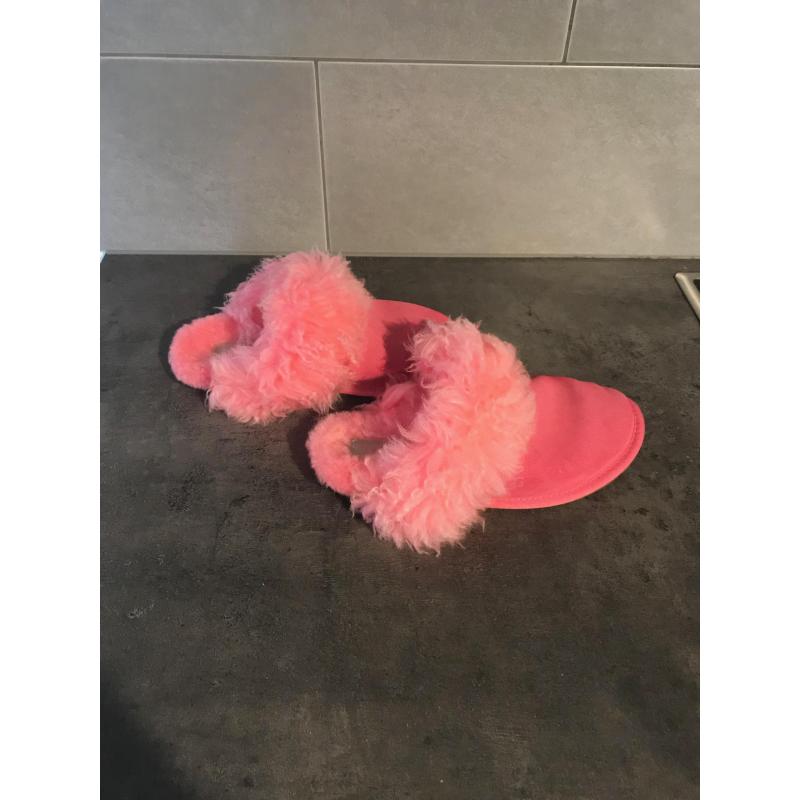 zo goed als nieuwe roze sloefen UGG met bont