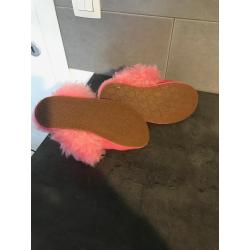 zo goed als nieuwe roze sloefen UGG met bont