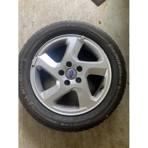 zomerbanden met velg 205/55 R16. velg volvo V70