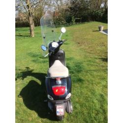 Vespa LX50 met windscherm